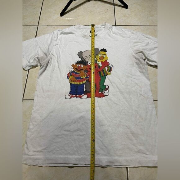 Kaws x Uniqlo Sesame Street Elmo Bert Ernie Tee Shirt Men’s Size M - Picture 4 of 9